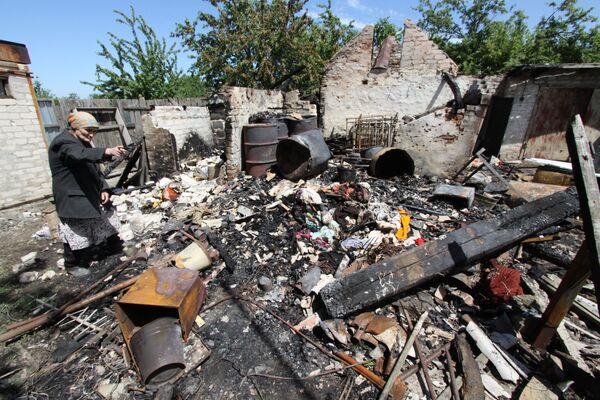 Las consecuencias del bombardeo de una casa en la ciudad de Dokucháyevsk, en la región de Donetsk (Ucrania). - Sputnik Mundo
