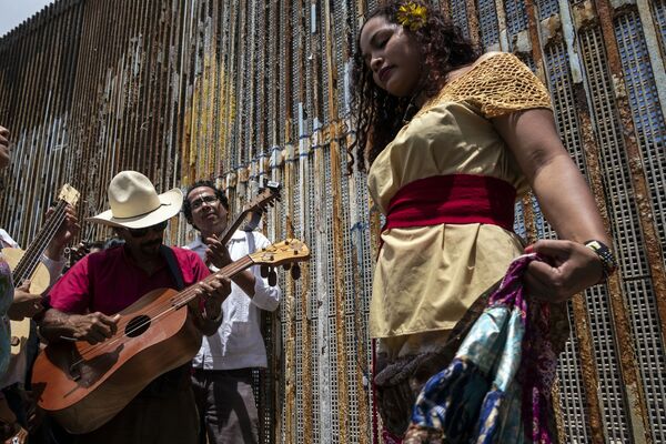 Los participantes del festival de música Fandango Fronterizo que se celebra cada año en la frontera entre Estados Unido y México. - Sputnik Mundo