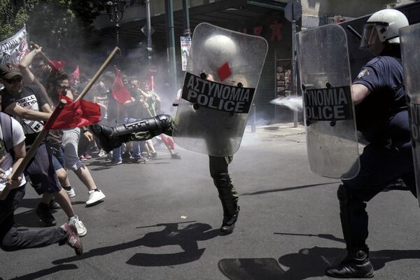 Un enfrentamiento entre miembros de la policía y los manifestantes de la huelga nacional para protestar contra el empeoramiento de las condiciones de vida en Atenas (Grecia). - Sputnik Mundo