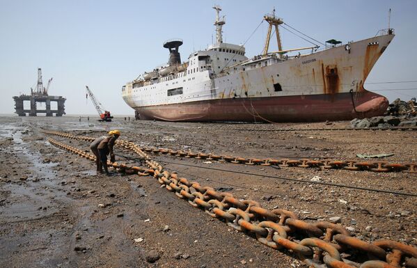 Un grupo de trabajadores desmantela una plataforma petrolera fuera de servicio en Alang (la India). - Sputnik Mundo