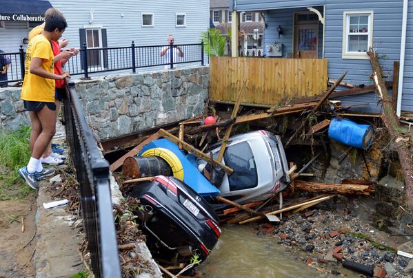 Las consecuencias del desbordamiento del río Patapsko, en la ciudad de Ellicott, en el estado de Maryland (EEUU). - Sputnik Mundo