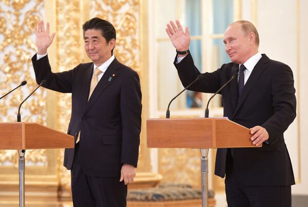 El presidente de Rusia, Vladímir Putin, y el primer ministro japonés, Shinzo Abe, conectaron el 26 de mayo con los cosmonautas de la Estación Espacial Internacional. - Sputnik Mundo