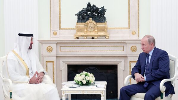 Mohammed Al Nahyan, el príncipe heredero de Abu Dabi, y Vladímir Putin, el presidente de Rusia - Sputnik Mundo