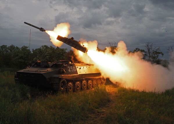 Un sistema de defensa antiaérea 'Strela-10' efectúa un lanzamiento de misil durante el concurso militar 'Chistoe Nebo' (traducido al español como Cielo Despejado) en la región de Krasnodar. - Sputnik Mundo