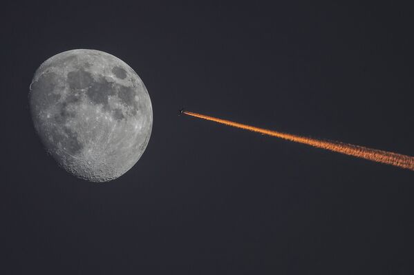 Luna creciente sobre el cielo de Moscú. - Sputnik Mundo
