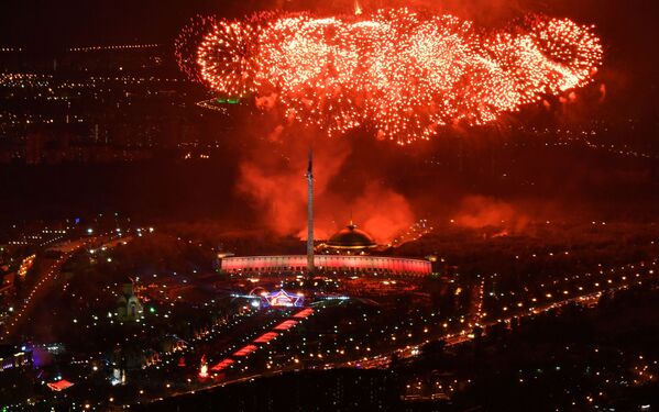 Fuegos artificiales durante la celebración del Día de la Victoria en la colina Poklónnaya en Moscú. - Sputnik Mundo
