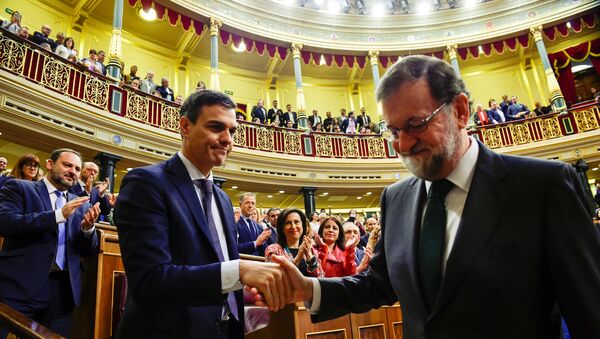 Nuevo presidente del Gobierno de España, Pedro Sánchez, y el presidente saliente, Mariano Rajoy - Sputnik Mundo