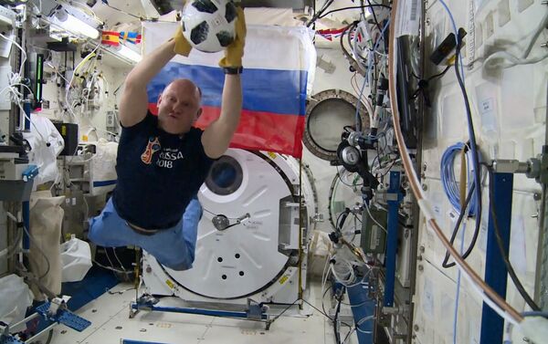 Cosmonauta ruso Oleg Artémiev, a bordo de la EEI - Sputnik Mundo