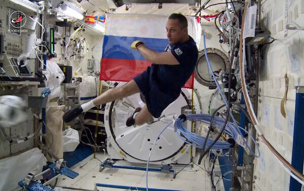 Cosmonauta Antón Shkáplerov juega al fútbol a bordo de la EEI - Sputnik Mundo