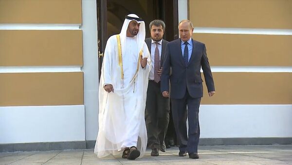 Putin muestra su nuevo vehículo presidencial al príncipe heredero de Abu Dabi - Sputnik Mundo