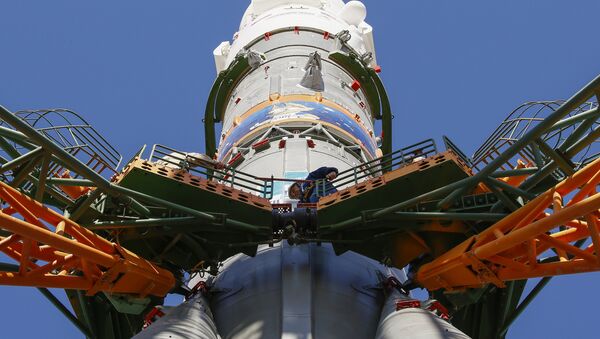 Cohete Soyuz-FGc con una imagen alegórica del Mundial - Sputnik Mundo
