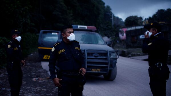 La Policía guatemalteca después de la erupción del volcán de Fuego en San Juan Alotenango - Sputnik Mundo