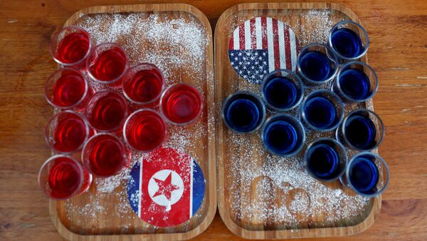 Las bebidas con las banderas de Corea del Norte y EEUU (imagen referencial) - Sputnik Mundo