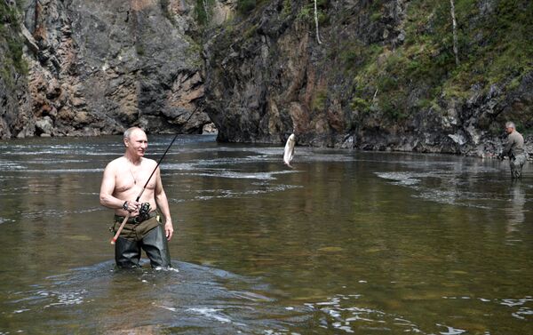 Vladímir Putin, pescando en un lago de montaña en la República Tuvá de Rusia en 2017 - Sputnik Mundo