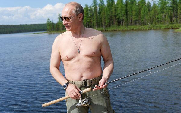Vladímir Putin, pescando durante las vacaciones en la República Tuvá de Rusia en 2013 - Sputnik Mundo