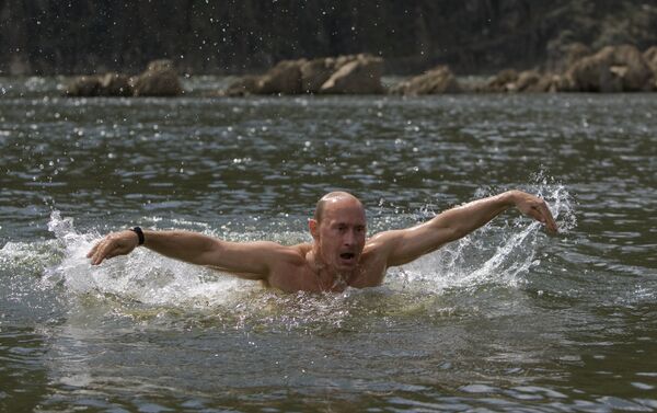 Vladímir Putin, nadando durante las vacaciones de 2009 - Sputnik Mundo