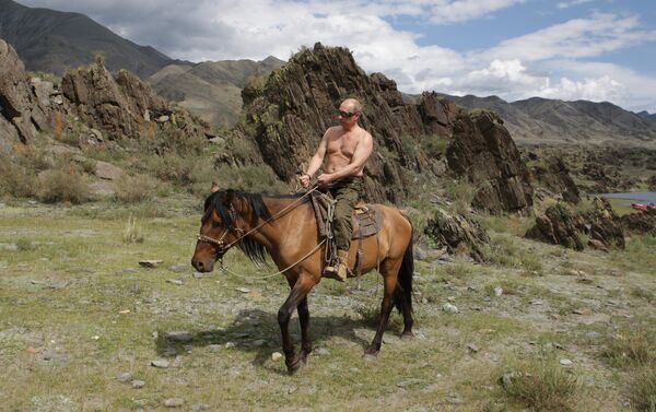 Vladímir Putin, montando a caballo en 2009 - Sputnik Mundo