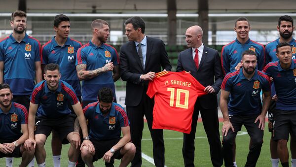 El presidente del Gobierno español, Pedro Sánchez, con la selección nacional de España - Sputnik Mundo