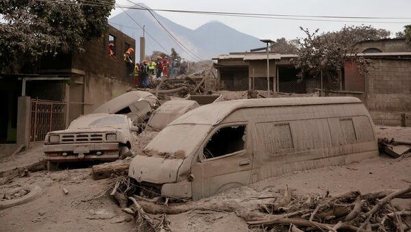 Bomberos y rescatistas en un lugar afectado por la erupción del volcán de Fuego en San Juan Alotenango, Guatemala - Sputnik Mundo