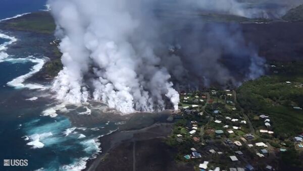 La erupción del volcán Kilauea genera nubes de humo y cenizas - Sputnik Mundo