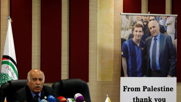 Futbolista argentina, Lionel Messi, y el presidente de la Asociación de Fútbol de Palestina (AFP), Yibril Rayub, en un poster - Sputnik Mundo