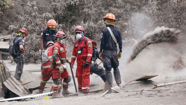 Rescatistas en un lugar afectado por la erupción del volcán de Fuego en San Juan Alotenango, Guatemala - Sputnik Mundo