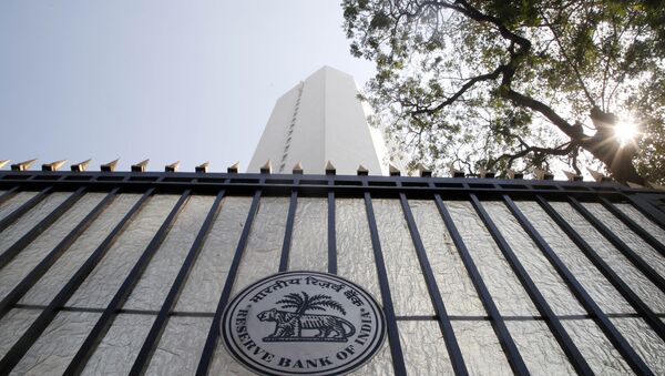 El logo del Banco de Reserva de la India en la puerta del principal regulador financiero del país asiático - Sputnik Mundo