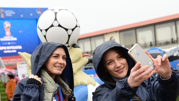 Un selfie con Zabivaka, la mascota del Mundial de Rusia 2018 - Sputnik Mundo