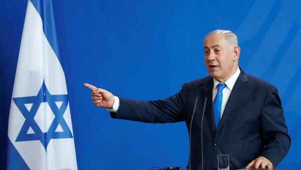 Benjamin Netanyahu durante su visita a Berlín - Sputnik Mundo