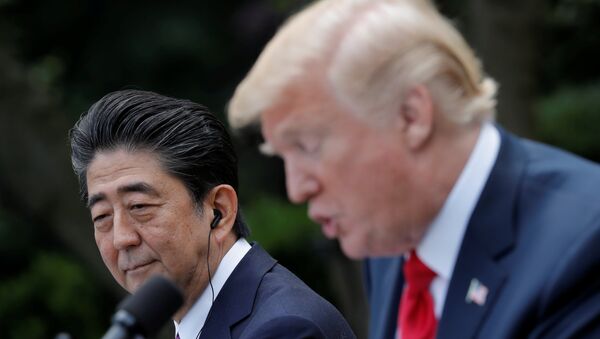 Donald Trump, presidente de EEUU, y Shinzo Abe, primer ministro de Japón - Sputnik Mundo