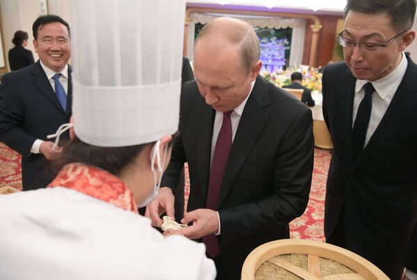 Reuniones oficiales y otras más distendidas de Vladímir Putin en China - Sputnik Mundo