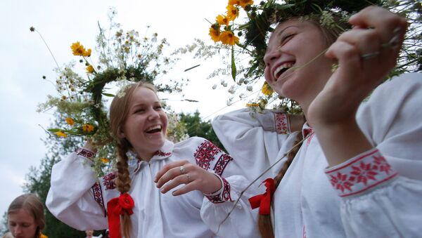 La celebración del solsticio de verano en Bielorrusia - Sputnik Mundo