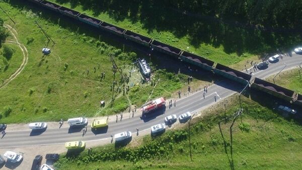 El accidente entre un tren carguero y un autobús en Rusia - Sputnik Mundo