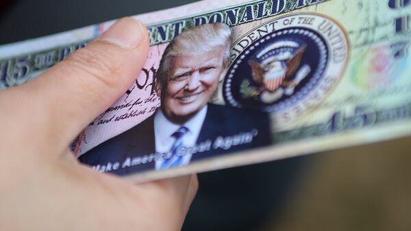 Un billete promocional de dólar con la imagen del presidente de EEUU, Donald Trump - Sputnik Mundo