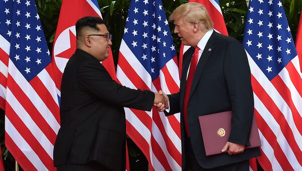 Donald Trump y Kim Jong-un firman el acuerdo final en la cumbre de Singapur - Sputnik Mundo