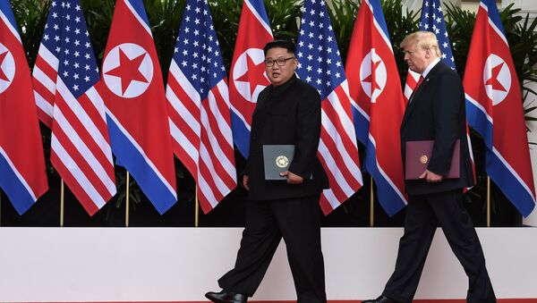 Donald Trump y Kim Jong-un firman el acuerdo final en la cumbre de Singapur - Sputnik Mundo