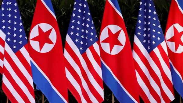 Las banderas de Corea del Norte y Estados Unidos en el local de la cumbre de EEUU y Corea del Norte - Sputnik Mundo