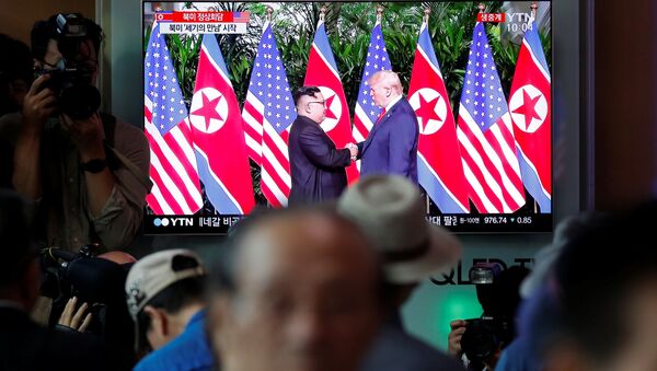 En Seúl, personas siguen la transmisión televisiva de la cumbre entre EEUU y Corea del Norte - Sputnik Mundo