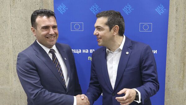 El primer ministro de Macedonia, Zoran Zaev, con su par griego, Alexis Tsipras - Sputnik Mundo