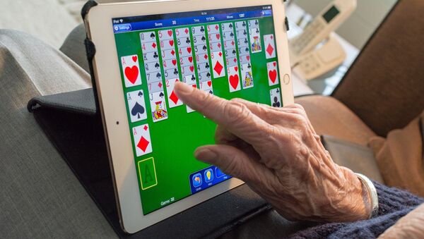 Una anciana usa una tablet - Sputnik Mundo