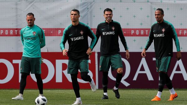 Cristiano Ronaldo, futbolista portugués, se entrena junto a la selección nacional lusa - Sputnik Mundo