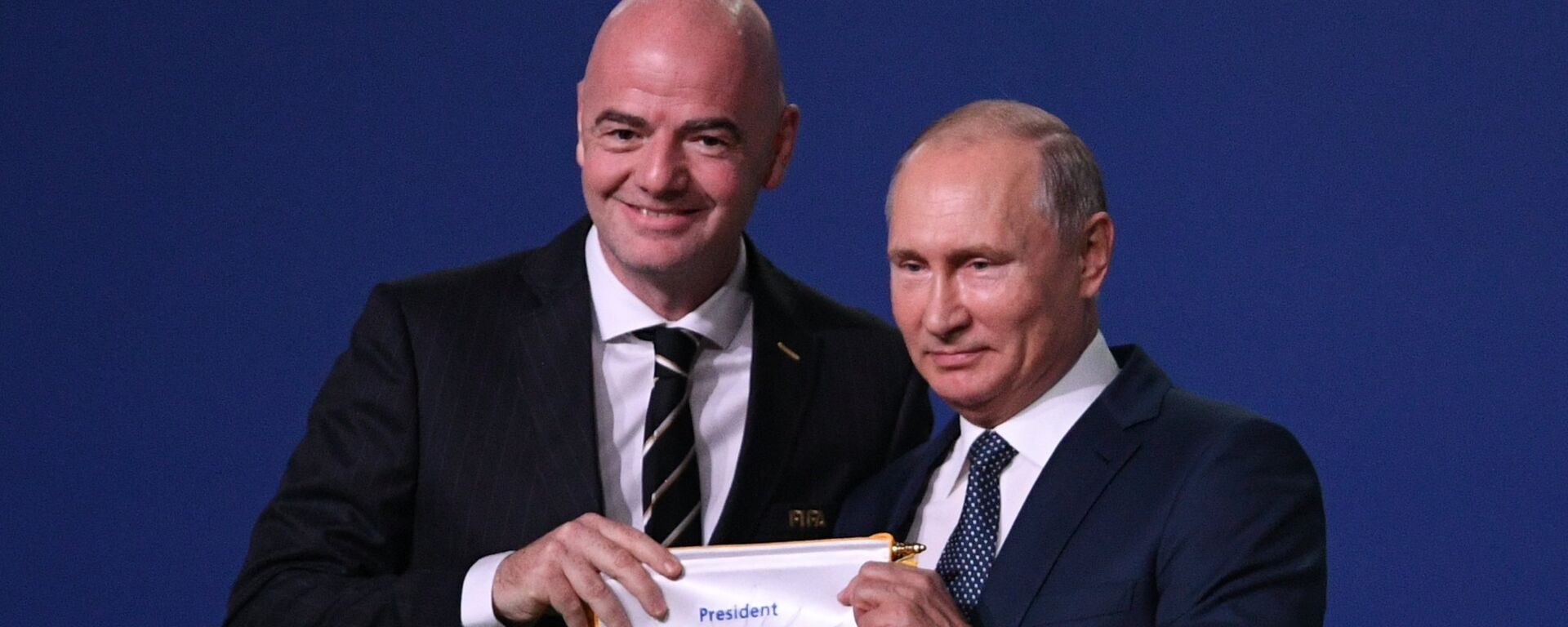 El presidente de la FIFA, Gianni Infantino, y el presidente de Rusia, Vladímir Putin - Sputnik Mundo, 1920, 11.03.2022