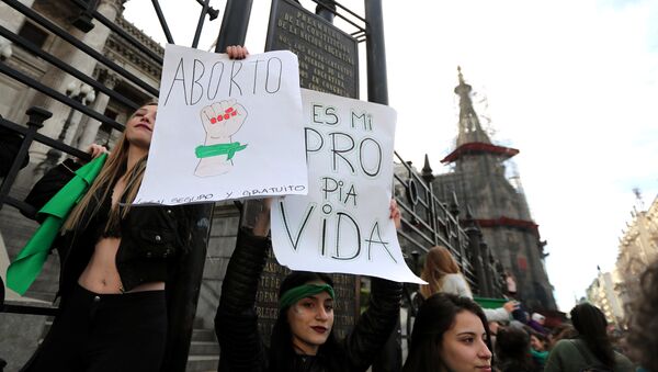 Manifestación a favor del aborto en Argentina - Sputnik Mundo