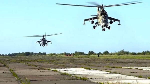 Los helicópteros Mi-24 y Mi-8 pulverizan los 'objetivos' en tierra - Sputnik Mundo