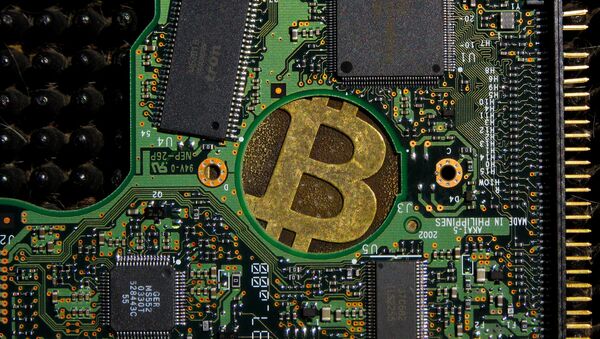 Un signo de bitcoin en una placa de computadora - Sputnik Mundo