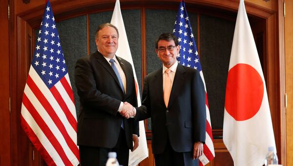 El secretario de Estado de EEUU, Mike Pompeo, y el ministro de Exteriores de Japón, Taro Kono - Sputnik Mundo