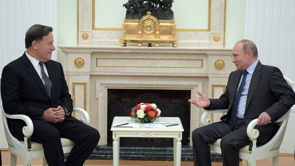 El presidente de Panamá, Juan Carlos Varela y su homólogo ruso, Vladímir Putin - Sputnik Mundo