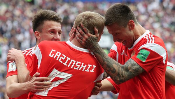 El jugador ruso Yuri Gazinski (centro) marca el primer gol del Mundial 2018 - Sputnik Mundo