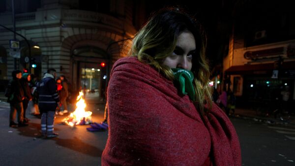 Una manifestante a favor de la ley de aborto legal, seguro y gratuito durante la vigilia frente al Congreso Nacional en Buenos Aires. - Sputnik Mundo