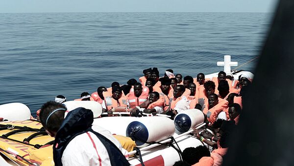 Migrantes en el barco de rescate Aquarius (archivo) - Sputnik Mundo